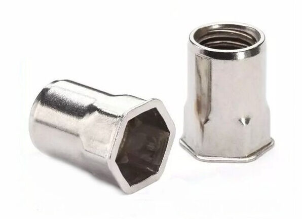 İNOX YARIM ALTIKÖŞE FLANŞLI KAFA AÇIK UÇLU PERÇİN SOMUNU